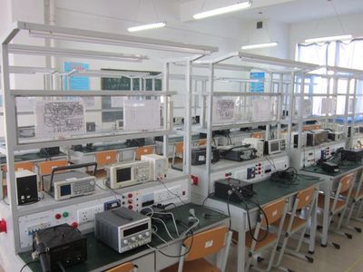 電氣工程系實(shí)訓(xùn)與技術(shù)開(kāi)發(fā) 點(diǎn)亮未來(lái)的實(shí)踐探索